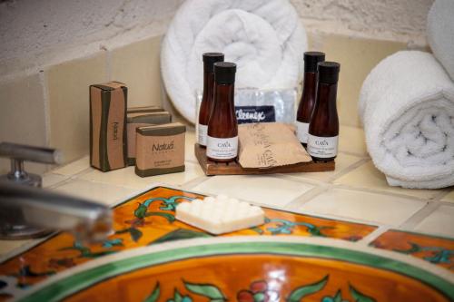 圣克鲁斯华特库布兰卡瓦图尔科别墅酒店的浴室柜台提供2瓶肥皂和毛巾