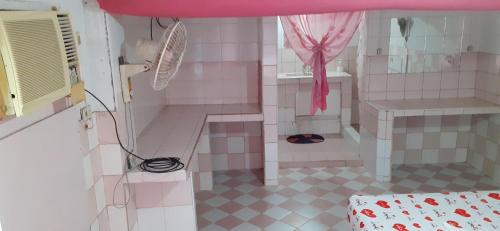 巴旺Bella's Beach Resort (A)的客房铺有粉红色和白色的瓷砖地板。