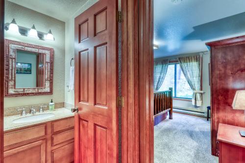 麦考尔Aspen Village Golf Course Condo - Fairways 71的一间带红色门和水槽的浴室