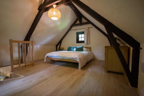 奥瑞阿卡杜佩里戈尔Petit Maison du Chêne的阁楼卧室配有床
