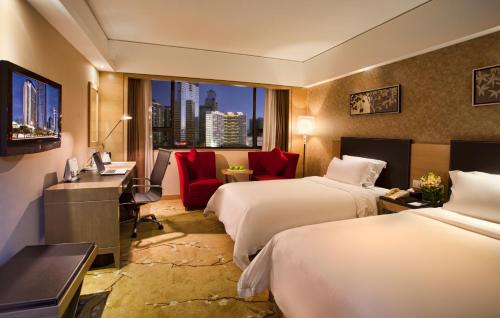 深圳深圳中航城格兰云天大酒店(华强北商圈)的酒店客房配有两张床和一张书桌