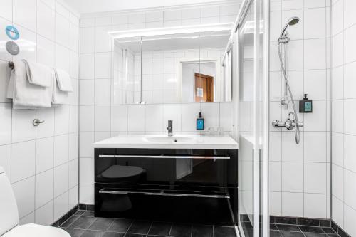 克里斯蒂安桑德Comfort Hotel Fosna的白色的浴室设有水槽和镜子