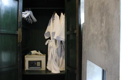 清迈塔帕别墅酒店的配有白色毛巾和微波炉的衣柜