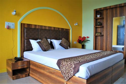 比尔瓦BillingVista Guest House Bir的一间卧室配有一张大床和木制床头板