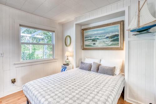 卡农海滩Baerfoot Bungalow的白色的卧室设有床和窗户
