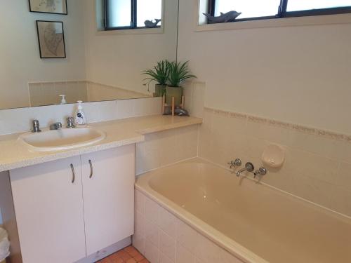 彩虹海滩Coora 13的浴室配有盥洗盆和浴缸。