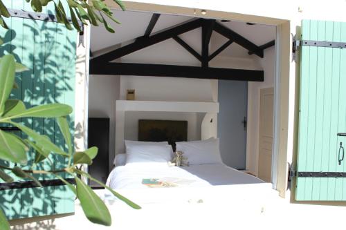 贝济耶Villa Kumquats的卧室配有白色的床铺和木篷