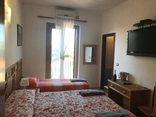 伊索拉迪卡波里祖托埃尔维拉之家住宿加早餐旅馆的一间卧室配有两张床和一台平面电视