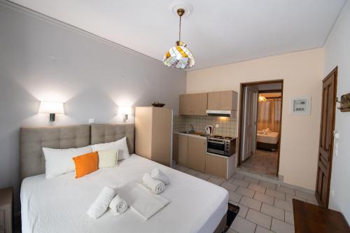 利吉亚玛夫拉一室公寓酒店的一间带白色大床的卧室和一间厨房
