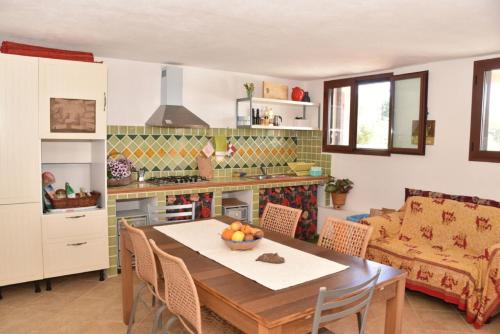 斯廷蒂诺Affittacamere Casa Maica的厨房配有一张桌子,上面放着一碗水果