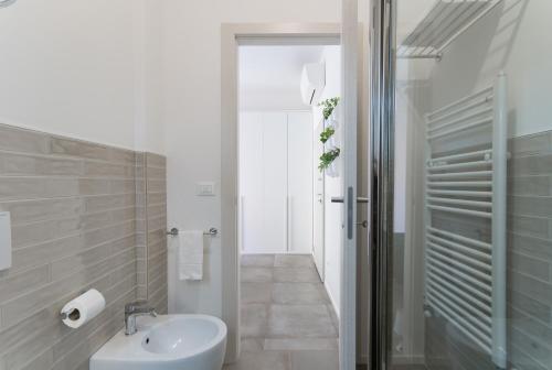 博洛尼亚Biasanòt Mini的白色的浴室设有水槽和卫生间。