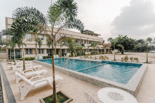 珍南海滩Aneeda Inn的一座带游泳池和度假村的酒店