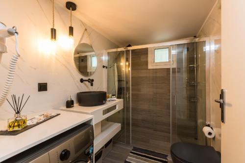 巴利恩Ocean Dream Apartment!的带淋浴和盥洗盆的浴室