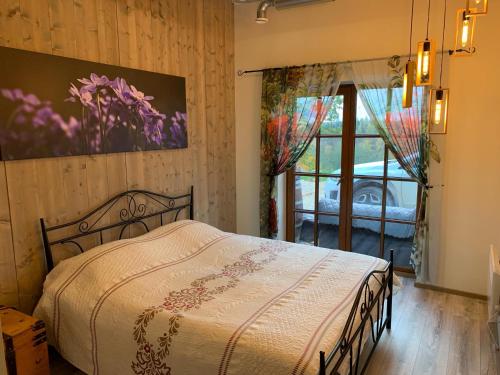 TruutaMurimäe Winery Guest Apartment的一间卧室配有一张壁画床