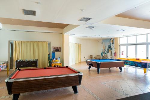 卡尔扎迈纳君主海滩酒店的客厅设有两张台球桌