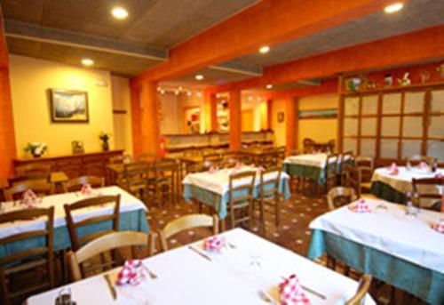 塞特卡萨斯法莱拉旅馆的用餐室配有桌椅和白色的桌布