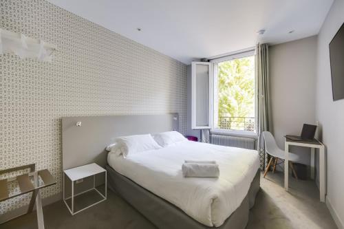 布洛涅-比扬古Parici Hôtel Boulogne Billancourt的卧室配有白色的床和窗户。