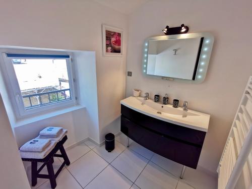 ChambonasLe Mas des Loges - Les Vans / Chambonas的一间带水槽和镜子的浴室