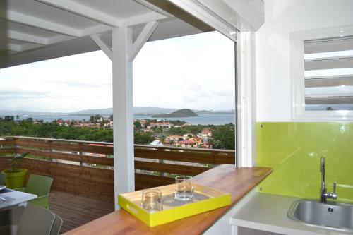 莱特鲁瓦西莱LES VILLAS TARA ET ANAIS的阳台享有海景的厨房