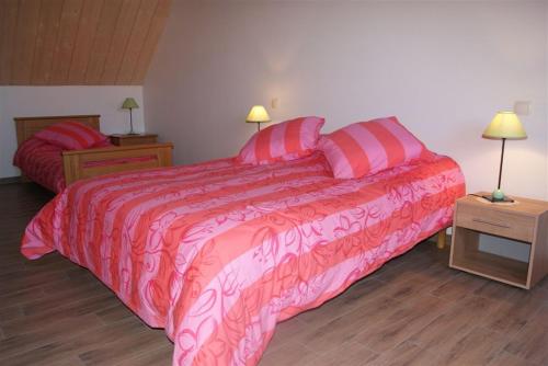 Nothalten贝纳尔特贝德尔旅馆的一间卧室配有粉红色的床和2个床头柜