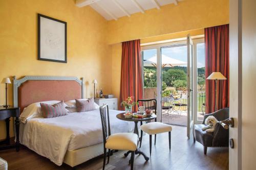 卡斯蒂里昂纳·德拉佩蓝达特拉贝拉酒店的卧室配有一张床和一张桌子及椅子