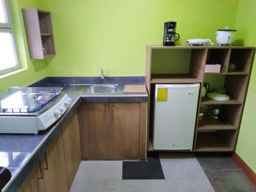 洛哈HOSPEDAJE CARIGAN的厨房配有水槽和冰箱