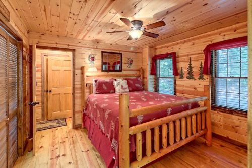 索蒂纳科奇Cozy Bear的小木屋内一间卧室,配有一张床
