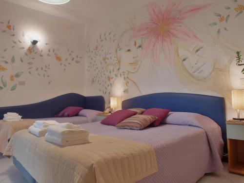 里杜德里伊斯坦西茱莉亚酒店的一间卧室配有带毛巾的床
