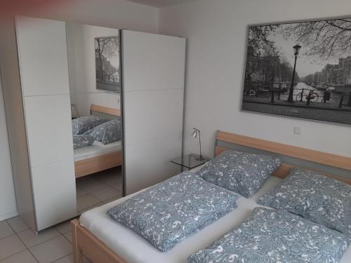 奥伯豪森Ferienwohnung Lorenz的一间卧室配有一张床和镜子