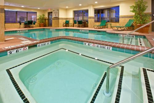印第安纳波利斯印第安纳波利斯市中心-会议中心斯塔布里奇套房酒店的酒店的大型游泳池