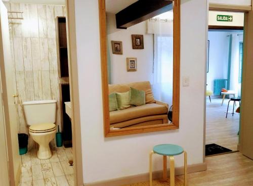 圣卡洛斯-德巴里洛切Vintage Bariloche Hostel Boutique的客厅配有镜子和沙发