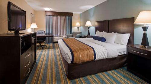 皮茨菲尔德伯克希尔山贝斯特韦斯特酒店及套房的配有一张床和一台平面电视的酒店客房