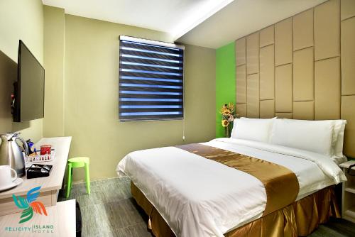 麦克坦Felicity Island Hotel的一间卧室设有一张大床和一个窗户。