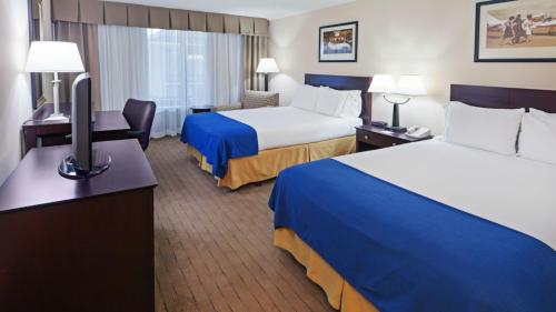 小岩城机场智选假日酒店客房内的一张或多张床位