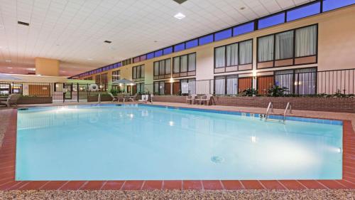 小石城小岩城机场智选假日酒店的大楼中央的大型游泳池