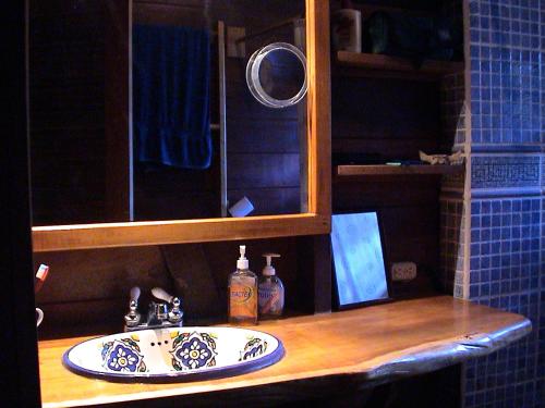 别霍港La Ceiba Reserva Natural的浴室的柜台设有水槽和镜子
