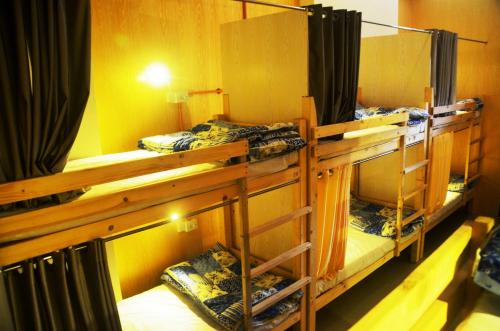 孟买Salaam Namastey Backpackers的一间房间,设有三张双层床