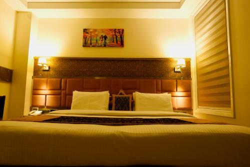新德里THE SINGH EMPIRE, New Delhi的一间卧室,卧室内配有一张大床