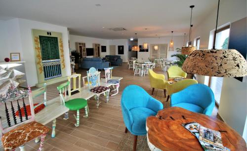 塔维拉Authentic Tavira Hotel的客厅配有家具和桌椅
