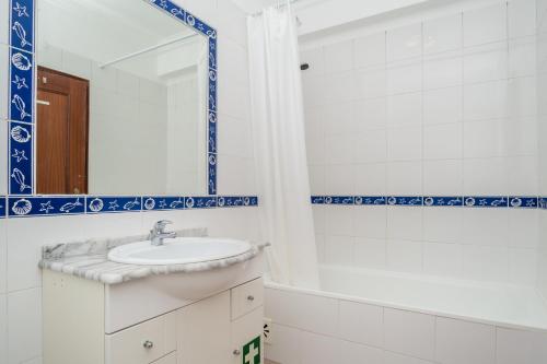 波尔蒂芒Apartamentos Castelos da Rocha的一间带水槽和镜子的浴室
