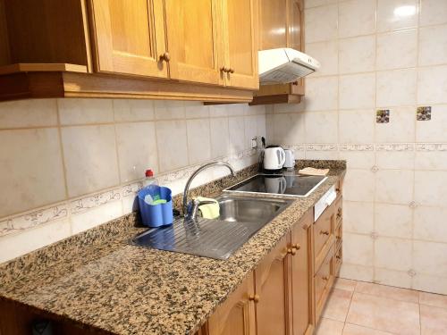 瓜尔达马尔·德尔·塞古拉Apartamento Cervantes的厨房配有水槽和台面