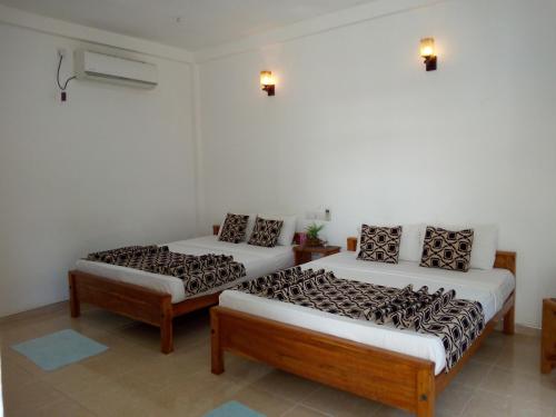 达瓦拉维加扬的酒店的一间客房内配有两张床的房间