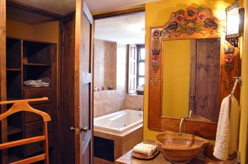 卡萨圣露西亚酒店的一间浴室