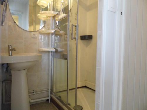 Nouan-le-FuzelierLe Petit Marais n1的一间带玻璃淋浴和水槽的浴室