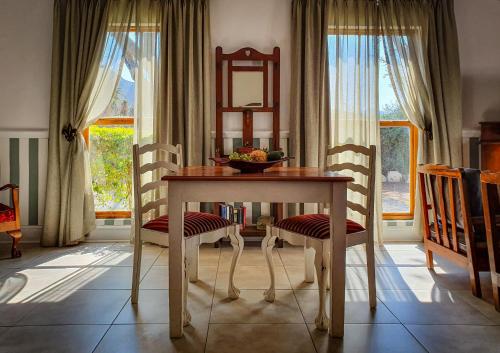 奥茨胡恩伯尔路达农庄及小屋酒店的餐桌,椅子和一碗水果