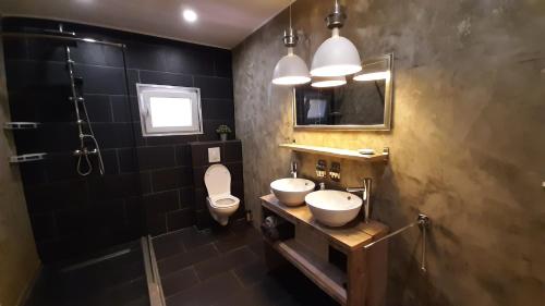 克拉伦代克B&B Casa Trankilo的浴室配有2个盥洗盆、卫生间和淋浴。