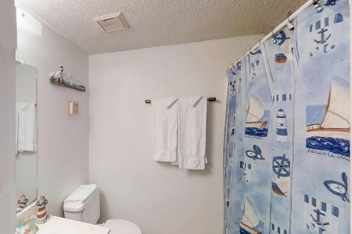 南帕诸岛Ventura Condominiums #204的一间带卫生间和淋浴帘的浴室