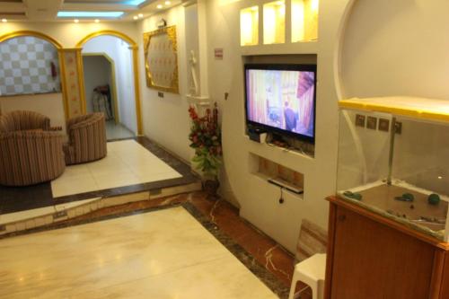 Al Fanar Al Alamaya 3- Hay'aa Malakeya entrance的电视和/或娱乐中心