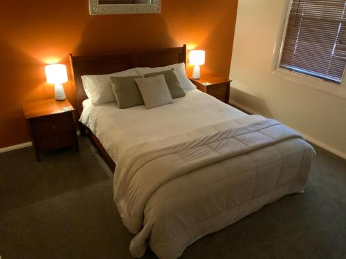 汉道夫奥茨度假屋的一间卧室配有一张带两盏灯的大型白色床。