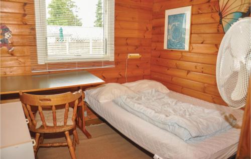 布罗艾厄布罗艾厄罗尼维XI度假屋的客房设有一张床、一张桌子和一把椅子。